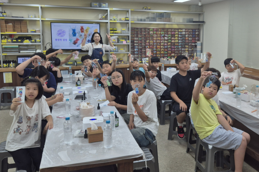 ▲ 사진설명 = 지난 8월 진행한 부산시민공원 문화예술촌 공방 재능기부 프로그램 (2).jpg