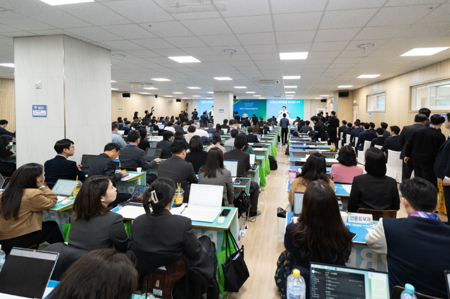 사진1_2일_신천지예수교_증거장막성전총회장_이만희_청주교회에서_열린_‘시온기독교선교센터_116기_수료식’_기자회견에서.jpg