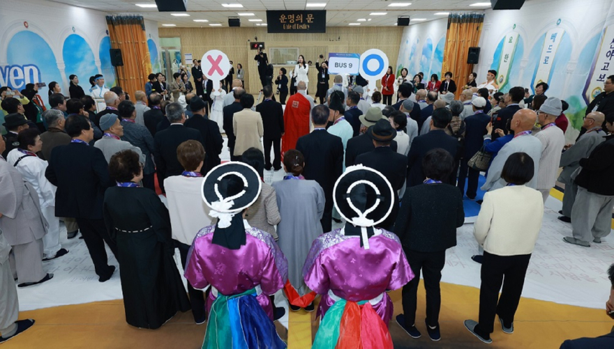 사진3_10월_30일_청주에서_열린_'제3기_만국초청_계시록특강'에서_참석자들이_말씀체험_프로그램_'OX_퀴즈'를.jpg