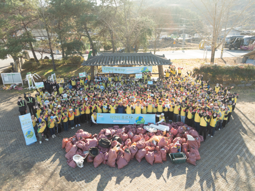 4_1일_신천지자원봉사단_3개_지역_연합회가_환경정화를_마치고_기념촬영을_하고_있다_.jpg