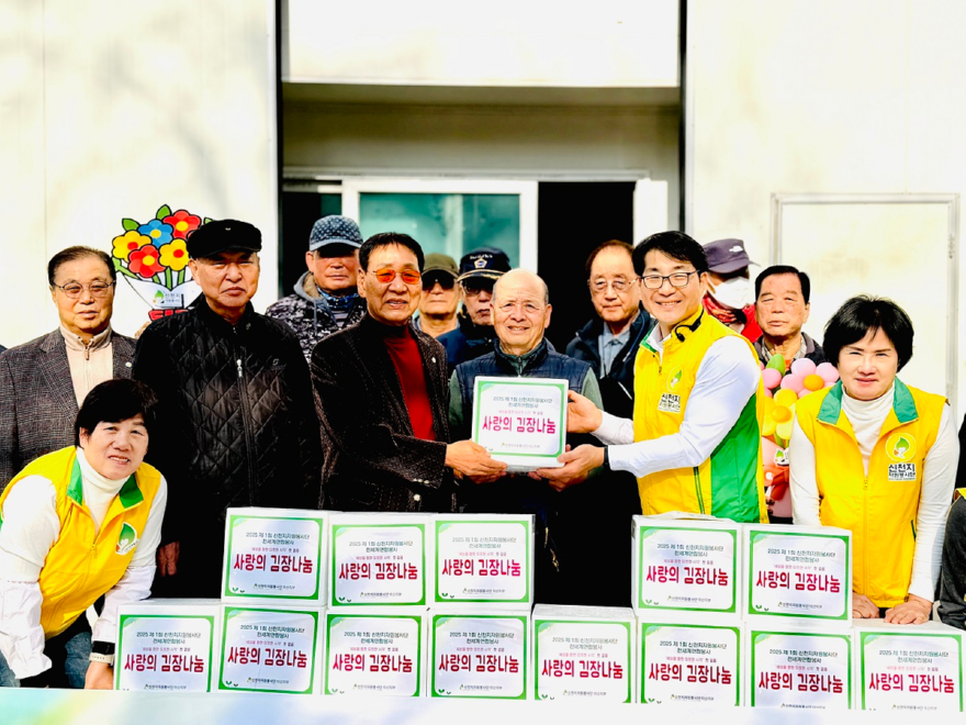 3_김장_김치를_나눠주고_기념촬영을_하고_있는_마산지부.JPG