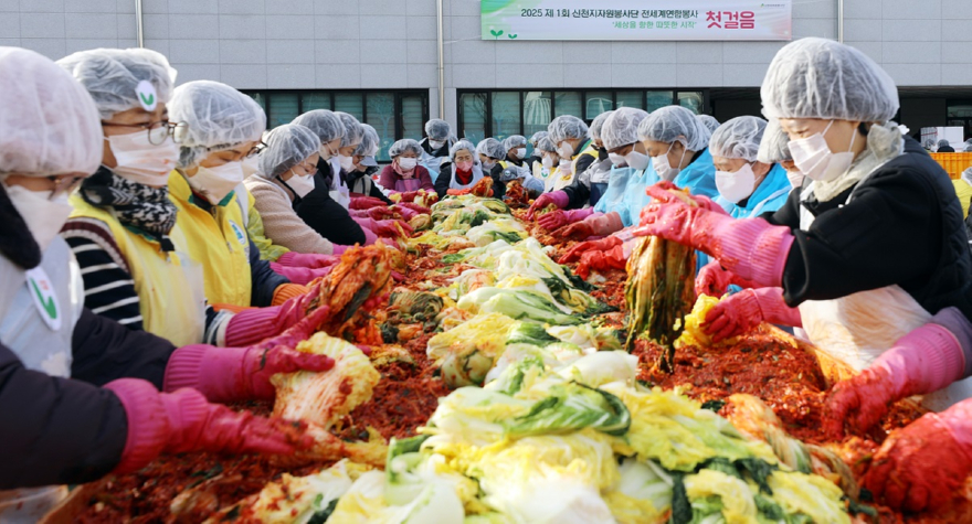 국내사진3_신천지_맛디아지파의_116기_수료생들이_6일_천안교회에서_김장_봉사를_하고_있다_.jpg
