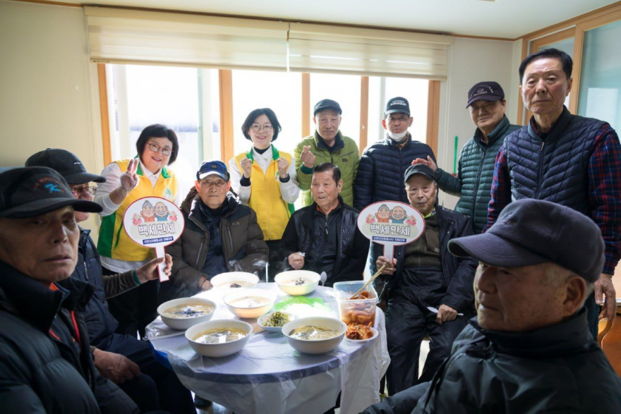 사진_1_신천지자원봉사단_진해지부가_지난_12일_자은동_경로당에서_백세만세_봉사활동을_진행한_가운데_봉사자들과_어르신들이.jpg