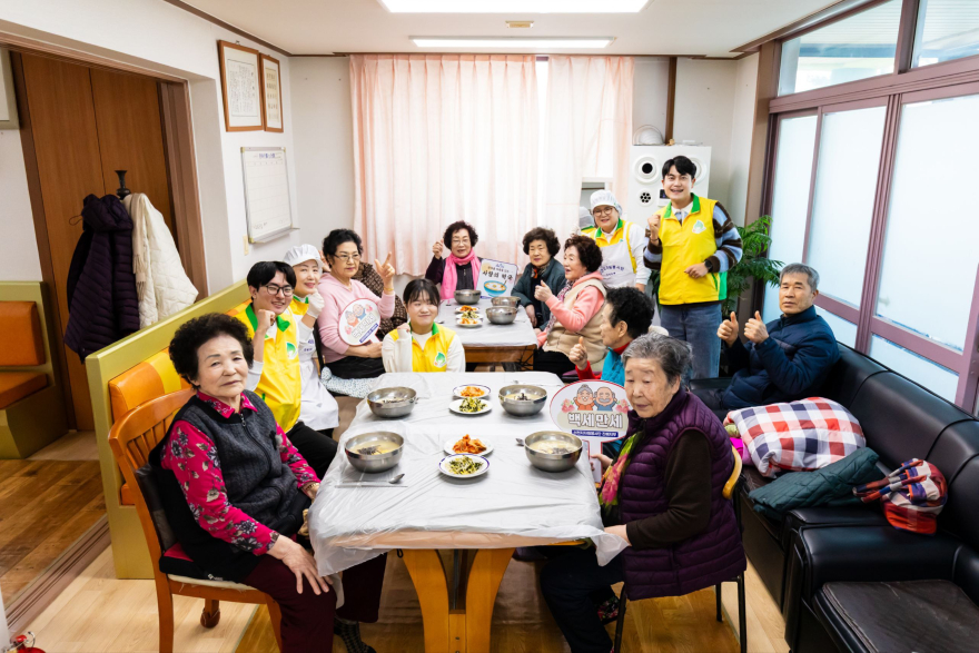 신천지자원봉사단 양산지부가 지난 2월 어르신 문화·식사 봉사 ‘백세만세’ 봉사활동을....jpg