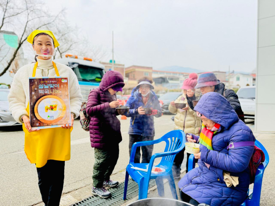 4. 신천지자원봉사단 마산지부 회원들이 설 명절을 앞두고 어르신들에게 ‘온기나눔’ 떡국 나눔 봉사를 하고 있다...jpg