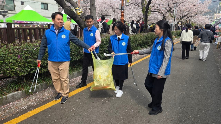 사진_2_신천지_진해교회가_지난_3월_28일4월_5일_교회_인근_내에서_거리_정화_활동_‘플로깅’을_실시한_가운데.jpg