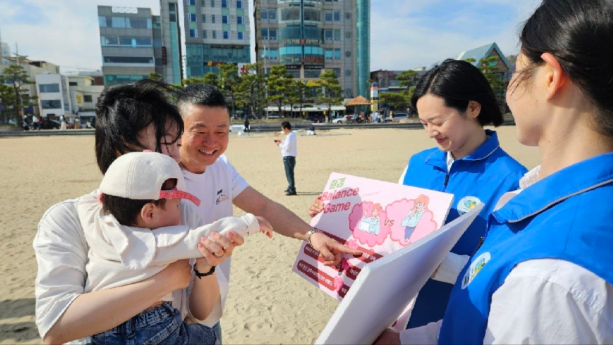 7.지난 5일 광안리에서 신천지자원봉사단 부산서부지부가 '플라스틱 제로' 캠페인을 진행한 가운데 인식개선 설문조사를 하고있다..jpg