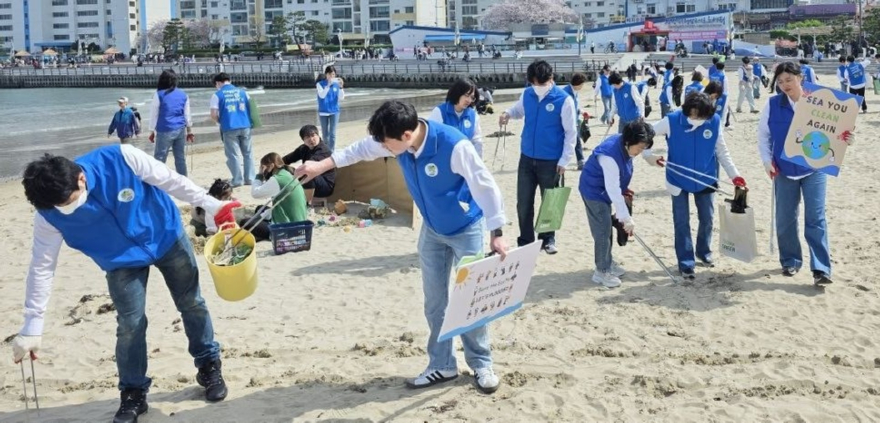 6. 지난 5일 광안리에서 신천지자원봉사단 부산서부지부가 '플라스틱 제로' 캠페인을 진행한 가운데 쓰레기를 수거하고있다..jpg