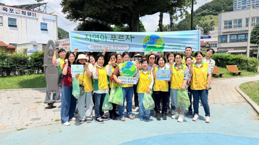 1. 신천지자원봉사단 거제지부가 지난 9일 거제 옥포시장에서 ‘자연아 푸르자’ 환경정화 캠페인을 펼치고 있는 가운데 봉사자들과 기념 촬영을 하고 있다..jpg