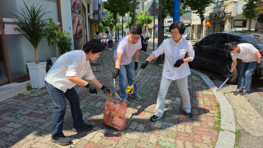 5. 봉사자들이 거리 정화 봉사활동으로 쓰레기를 수거하고 있다..jpg
