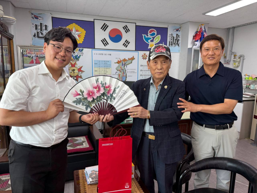 1. 지난 21일 신천지자원봉사단 부산서부지부가 김근우 6·25참전유공자회 영도구지회장에게 감사물품을 전달하고 있다..jpg