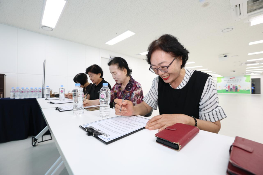 3. 지난 11일 신천지 부산교회에서 '고령운전자 안전운전 캠페인'을 진행한 가운데 참여자들이 안전 운전을 다짐하는 '안전서약서'를 작성하고 있다..jpg