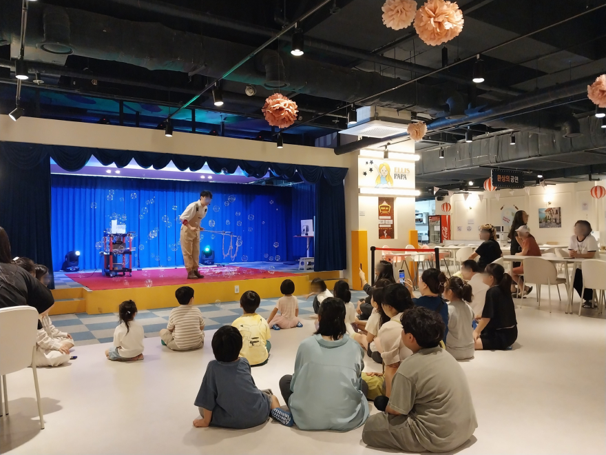 지난 22일 부산진구가 드림스타트 아동 및 가족을 대상으로 '튼튼 play play'을 진행한 가운데 참여자들이 공연을 관람하고 있다.jpeg